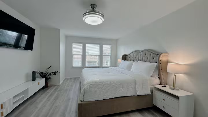 Spacious King Suite · En-suite photo 1