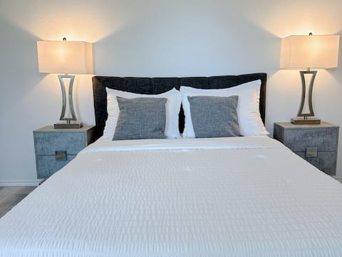 Bright Grey Room photo 1